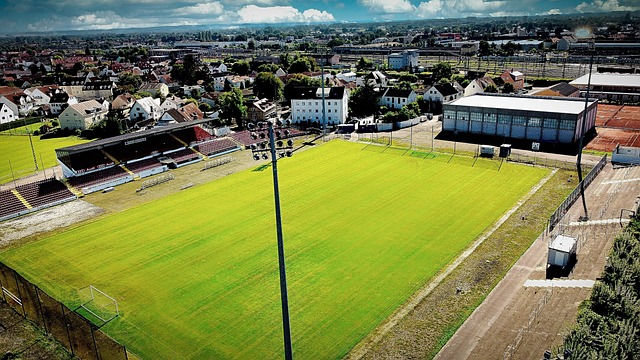 利物浦主帅斯洛特做出惊人决定：萨拉赫罕见坐上替补席